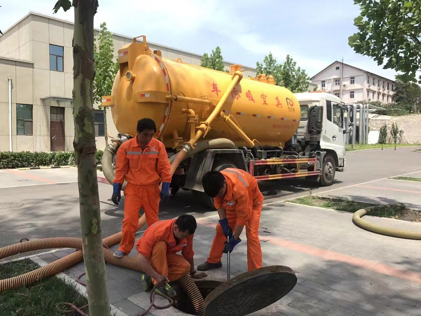 维西管道疏通车停在窨井附近