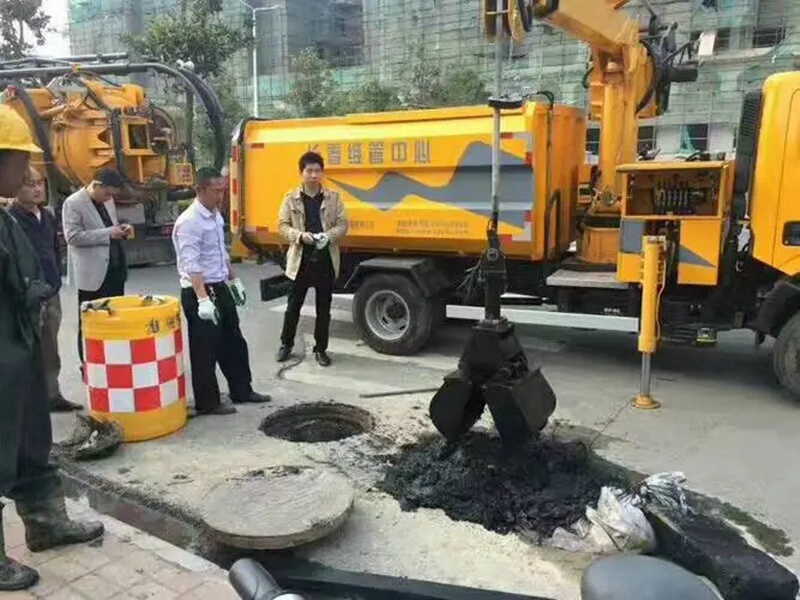 维西街道：网格员化身“清道夫”，为民解忧疏通“堵心”化粪池