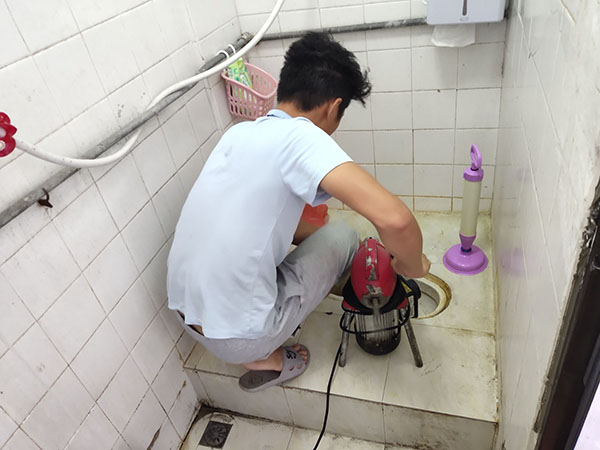 维西肥皂掉到马桶里把马桶堵住了怎么办？马桶堵住了怎么办