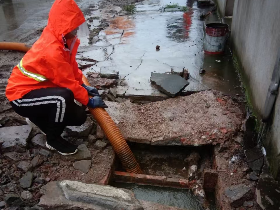 维西专业清理污水池 炜誉市政以规范流程守护城市 “肠道”