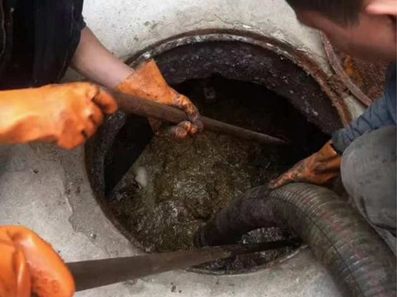 维西清理化粪池时如何避免沼气的危害?